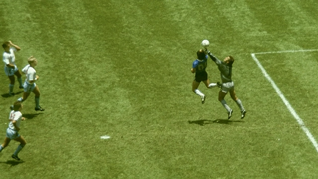Ο Diego Maradona σκοράρει το "Χέρι του Θεού"